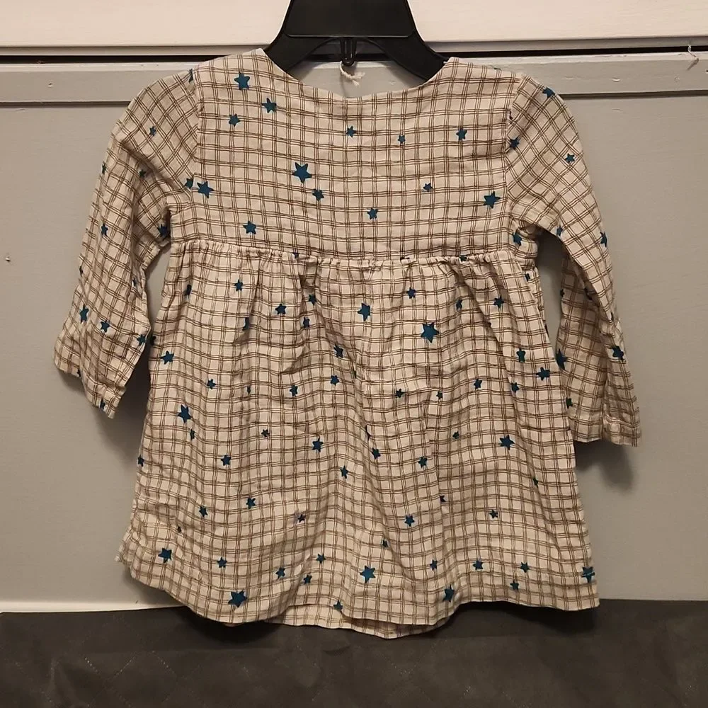 (3 ITEMS FOR $15)GAP Kids Beige Plaid Shirt with Blue Stars Size 12-18 Months